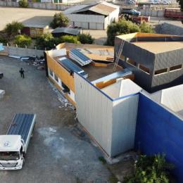 Fabricaci&oacute;n e instalaci&oacute;n de cubierta con panel koverpol prepintado gris pizarra