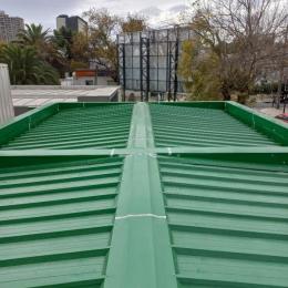 Fabricaci&oacute;n e instalaci&oacute;n cubierta y hojalater&iacute;a edificio Pocuro.