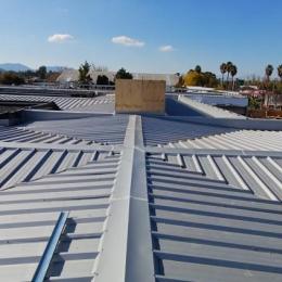 Fabricaci&oacute;n e instalaci&oacute;n cubierta y hojalater&iacute;a obra cesfam Rauco.